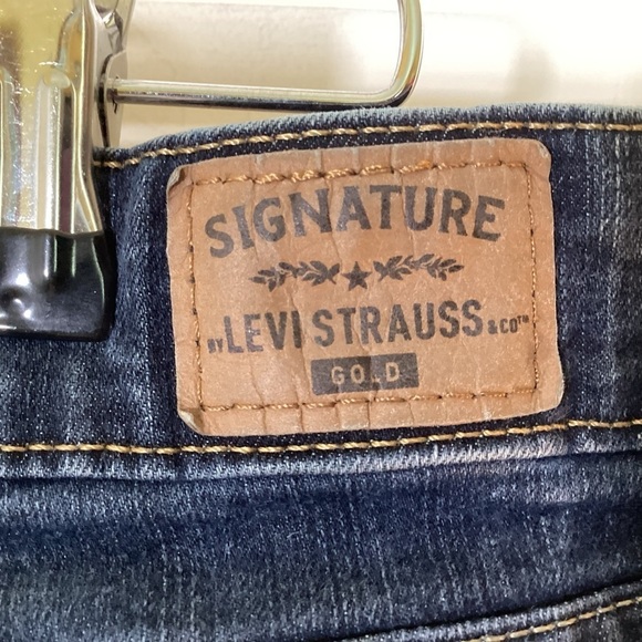Signature By Levi Strauss Mid-rise Boyfriend Denim Distressed Jeans. Size 14 - Picture 5 of 9